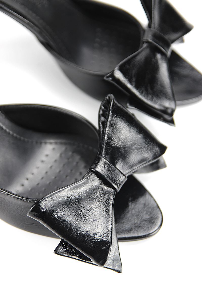 Ribbon Esnek Yumuşak Kaymaz Taban (8 cm) Siyah Rugan Fiyonk Detaylı Kadın Topuklu Terlik