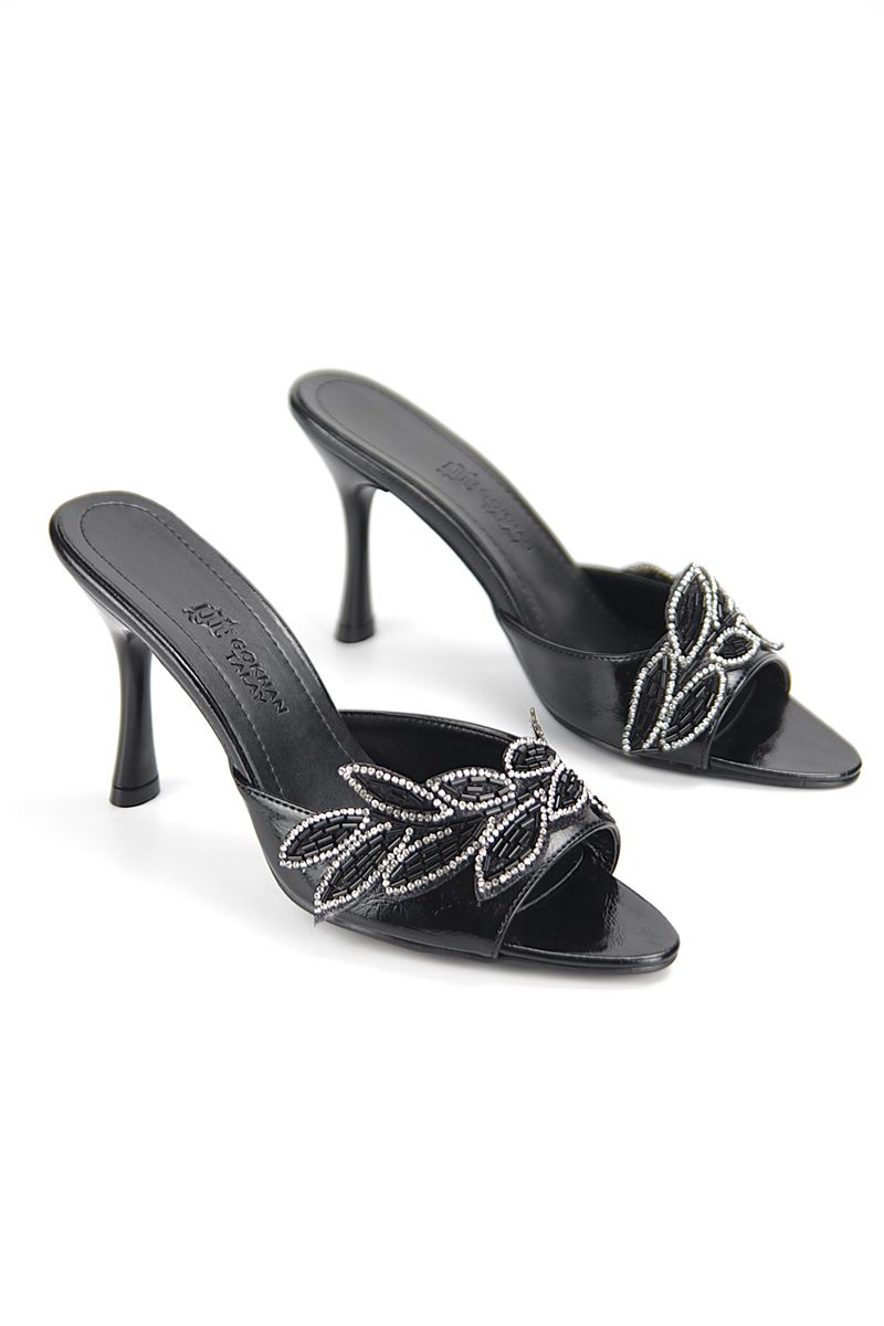 Melantha Esnek Yumuşak Kaymaz Taban (8 cm) Siyah Rugan Taşlı Yaprak Detaylı Kadın Topuklu Terlik