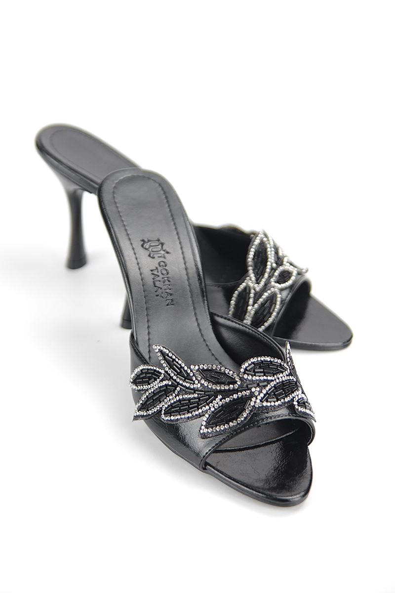 Melantha Esnek Yumuşak Kaymaz Taban (8 cm) Siyah Rugan Taşlı Yaprak Detaylı Kadın Topuklu Terlik