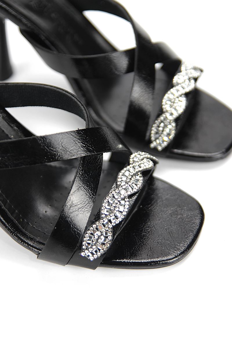 Sira Esnek Yumuşak Kaymaz Taban (8 cm) Siyah Rugan  Çapraz Burgu Gümüş Bantlı Kadın Topuklu Terlik