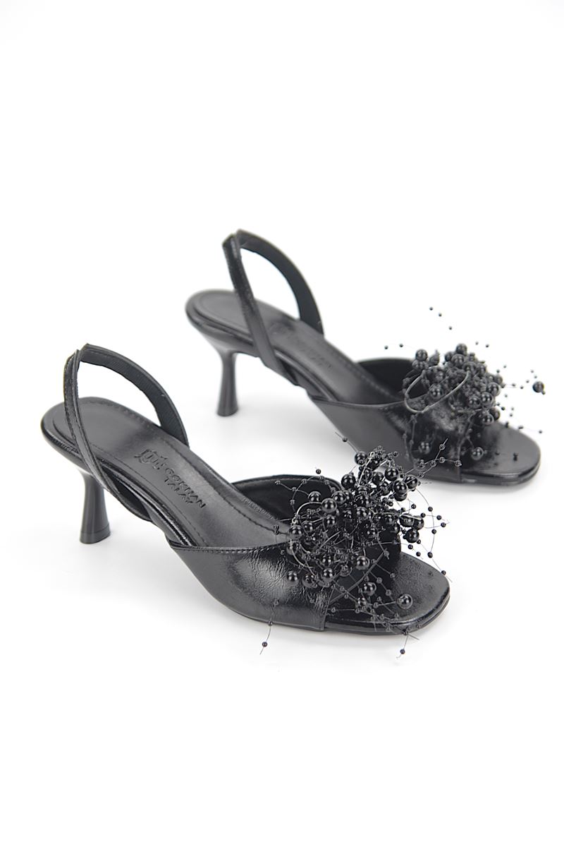Virella Esnek Yumuşak Kaymaz Taban (4 cm) Siyah Rugan El Yapımı Boncuk Detaylı Kadın Topuklu Ayakkabı