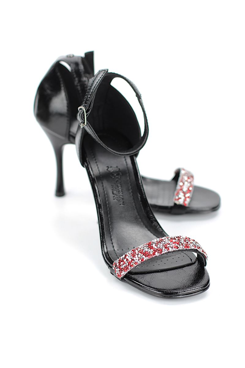 Raven Esnek Yumuşak Kaymaz Taban (8 cm) Siyah Rugan  Kırmızı Taş Bantlı Kadın Topuklu Ayakkabı