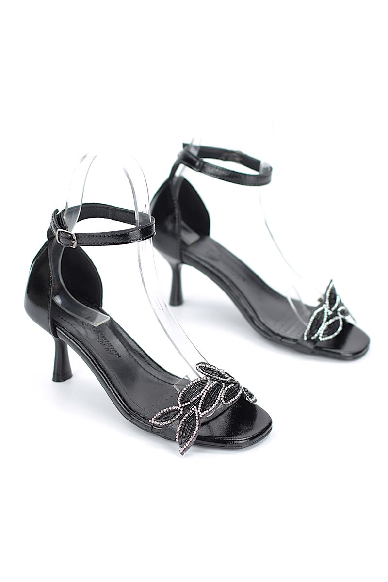 Eloria Esnek Yumuşak Kaymaz Taban (4 cm) Siyah Rugan Taşlı Yaprak Detaylı Kadın Topuklu Ayakkabı