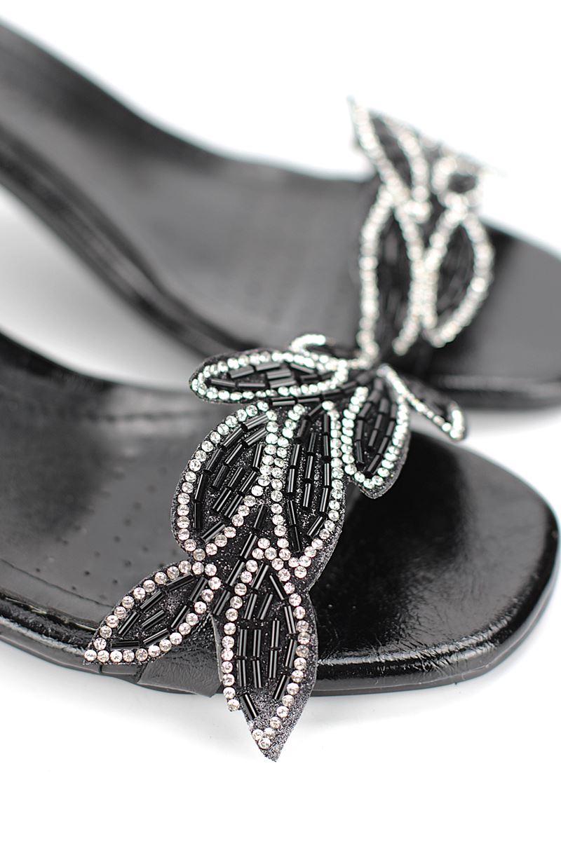 Eloria Esnek Yumuşak Kaymaz Taban (4 cm) Siyah Rugan Taşlı Yaprak Detaylı Kadın Topuklu Ayakkabı