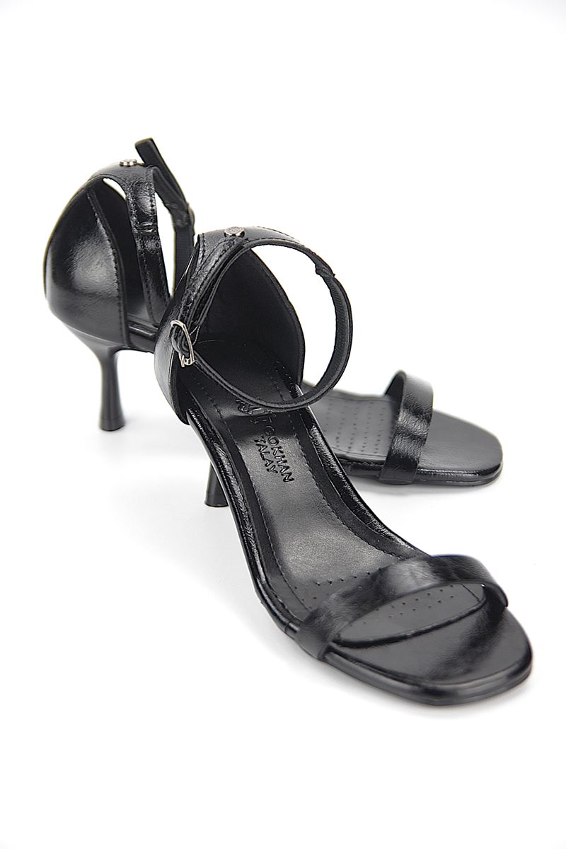 Dalina Esnek Yumuşak Kaymaz Taban (4 cm) Siyah Rugan  Arka Kapalı Ön Bantlı Kadın Topuklu Ayakkabı