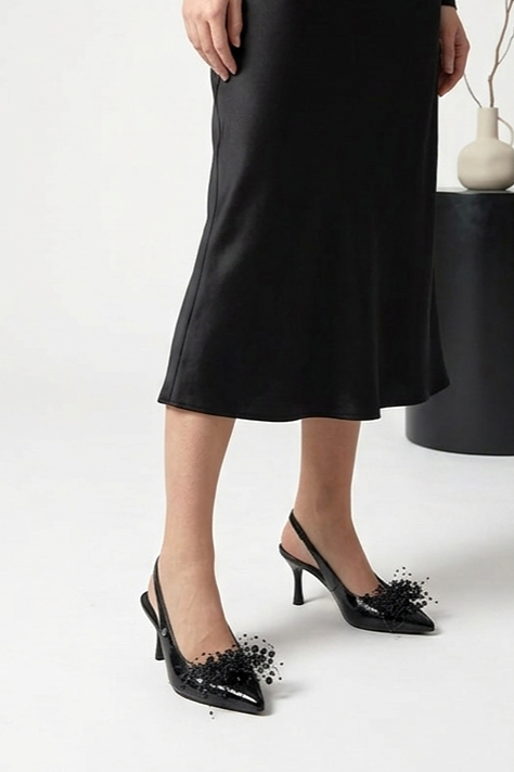 Black Beads Esnek Yumuşak Kaymaz Taban (8 cm) Siyah Rugan El Yapımı Boncuk Detaylı Açık Lastikli Kadın Topuklu Ayakkabı