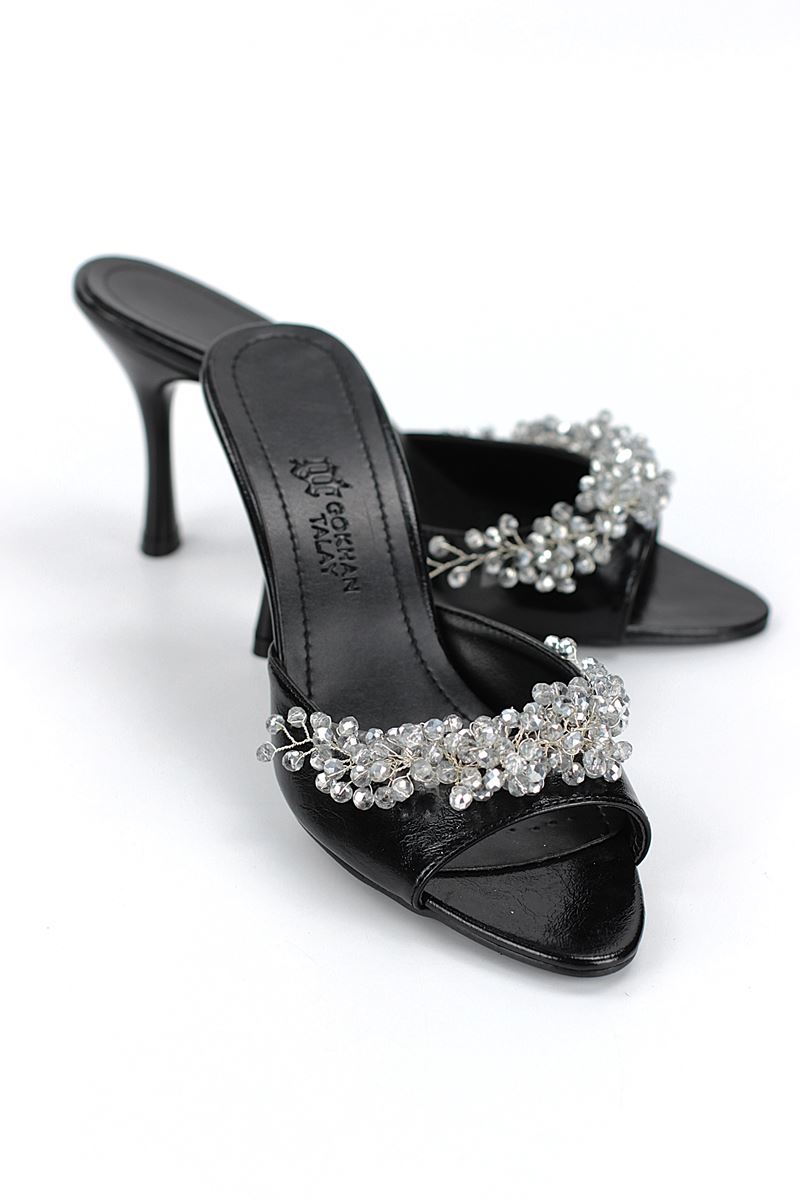 Lucine Esnek Yumuşak Kaymaz Taban (8 cm) Rugan Siyah  El Yapımı Gümüş Boncuk Detaylı Kadın Topuklu Terlik 