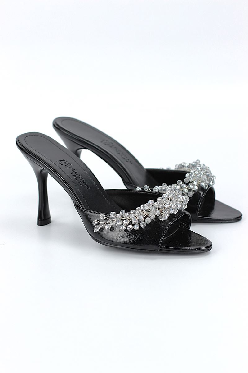 Lucine Esnek Yumuşak Kaymaz Taban (8 cm) Rugan Siyah  El Yapımı Gümüş Boncuk Detaylı Kadın Topuklu Terlik 