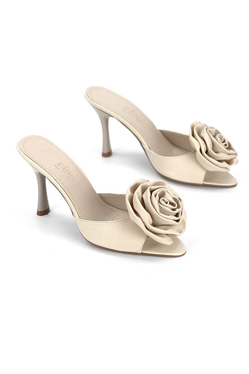 Rosalie Esnek Yumuşak Kaymaz Taban (8 cm) Bej Cilt El Yapımı Gül Detaylı Kadın Topuklu Terlik