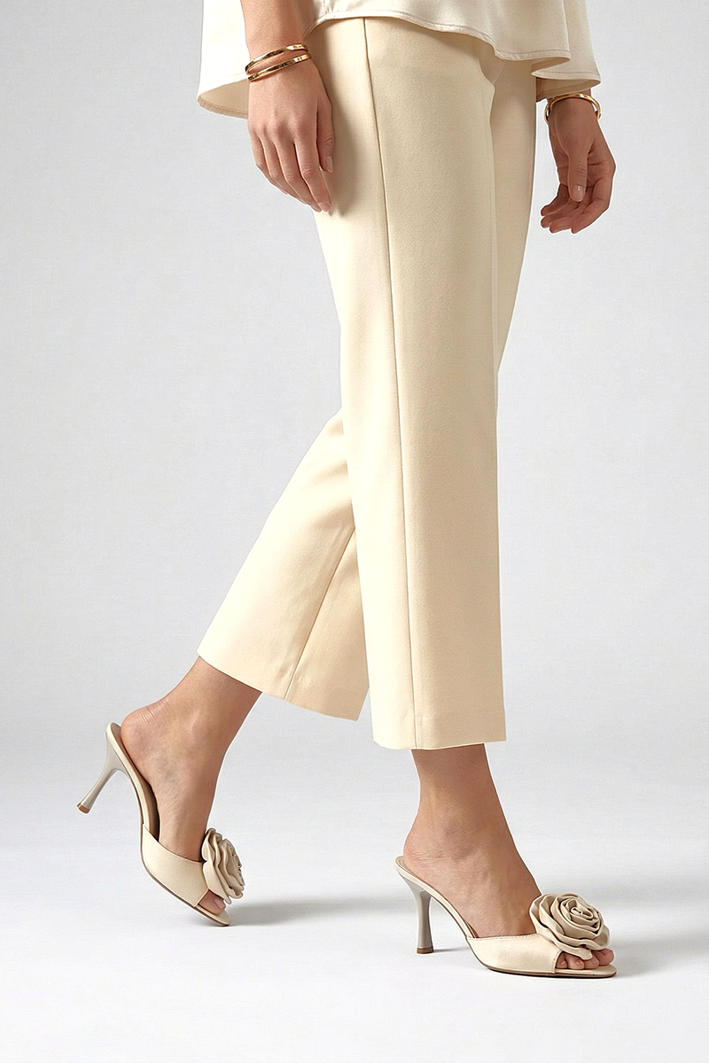 Rosalie Esnek Yumuşak Kaymaz Taban (8 cm) Bej Cilt El Yapımı Gül Detaylı Kadın Topuklu Terlik