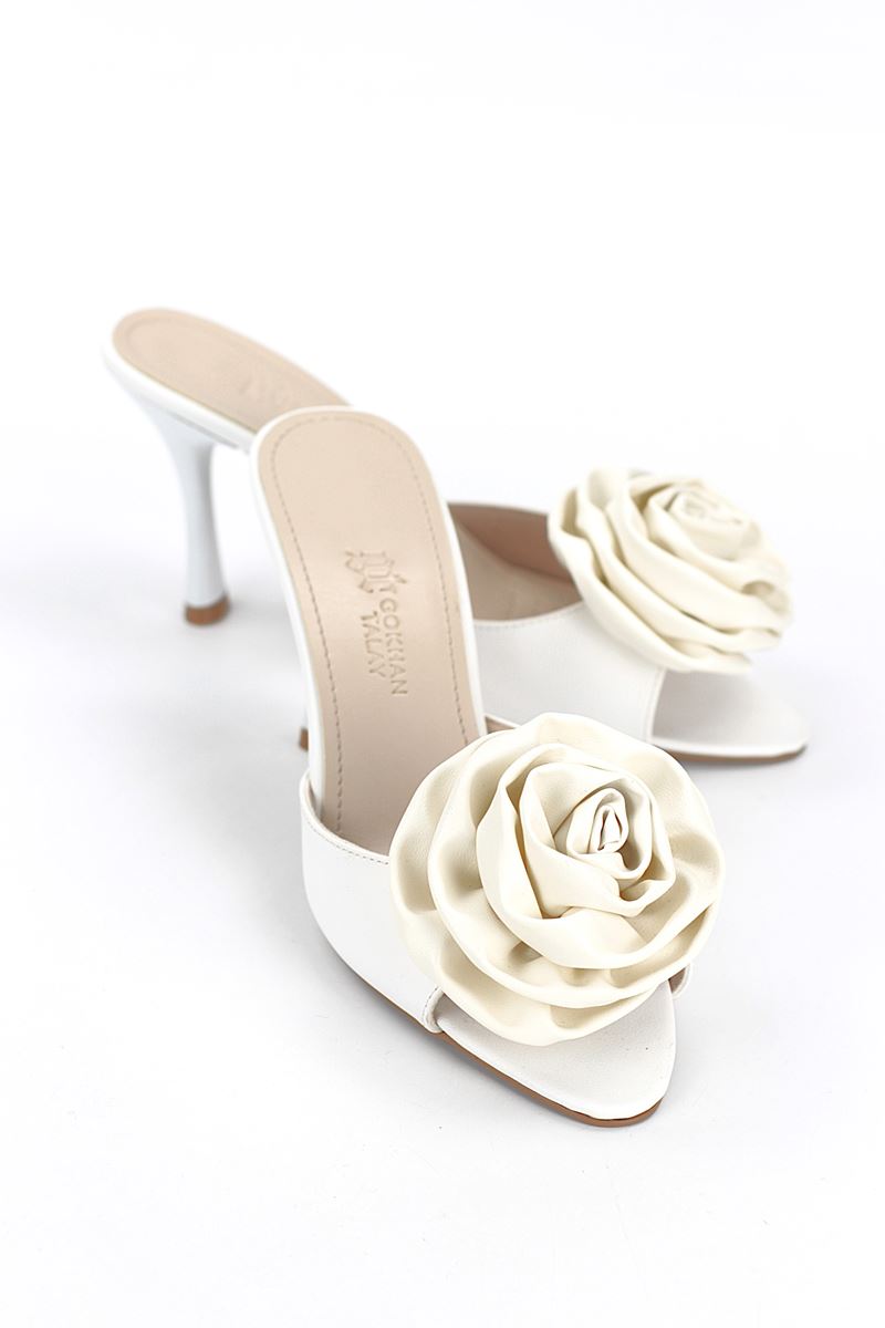 Rosalie Esnek Yumuşak Kaymaz Taban (8 cm) Beyaz Cilt El Yapımı Gül Detaylı Kadın Topuklu Terlik