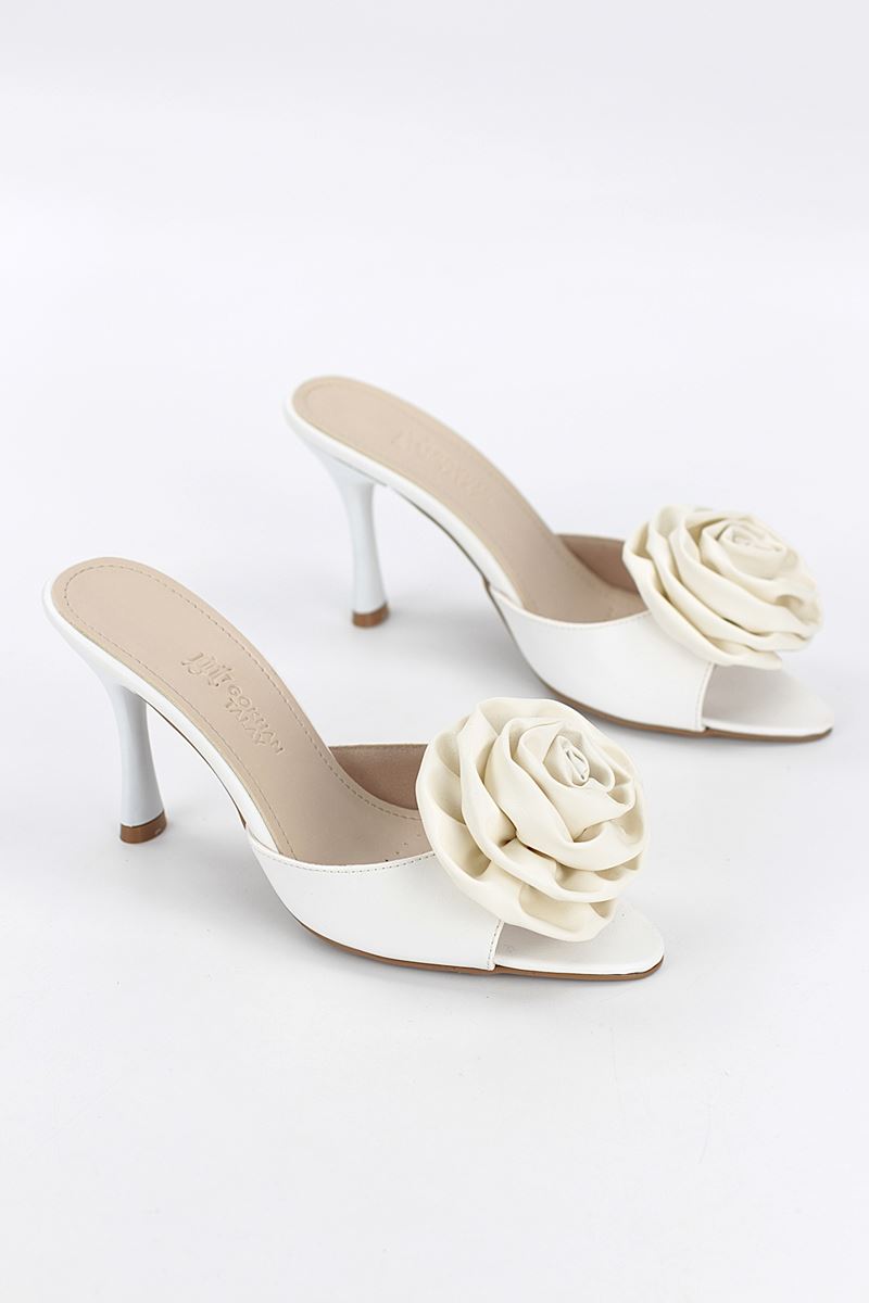 Rosalie Esnek Yumuşak Kaymaz Taban (8 cm) Beyaz Cilt El Yapımı Gül Detaylı Kadın Topuklu Terlik