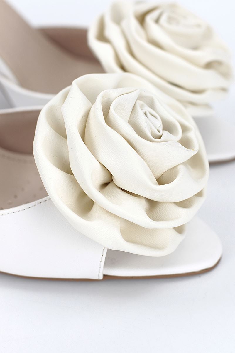 Rosalie Esnek Yumuşak Kaymaz Taban (8 cm) Beyaz Cilt El Yapımı Gül Detaylı Kadın Topuklu Terlik