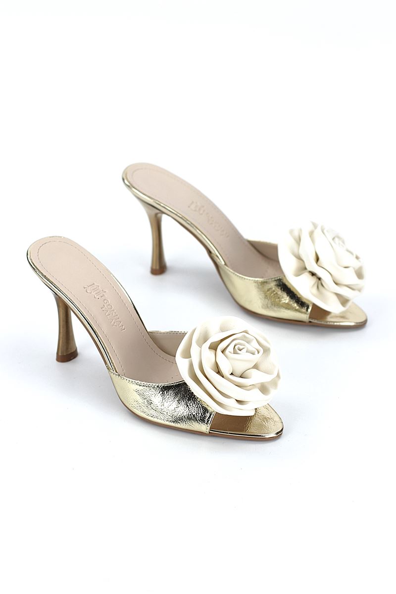 Rodeya Esnek Yumuşak Kaymaz Taban (8 cm) Dore Metalik El Yapımı Gül Detaylı Kadın Topuklu Terlik