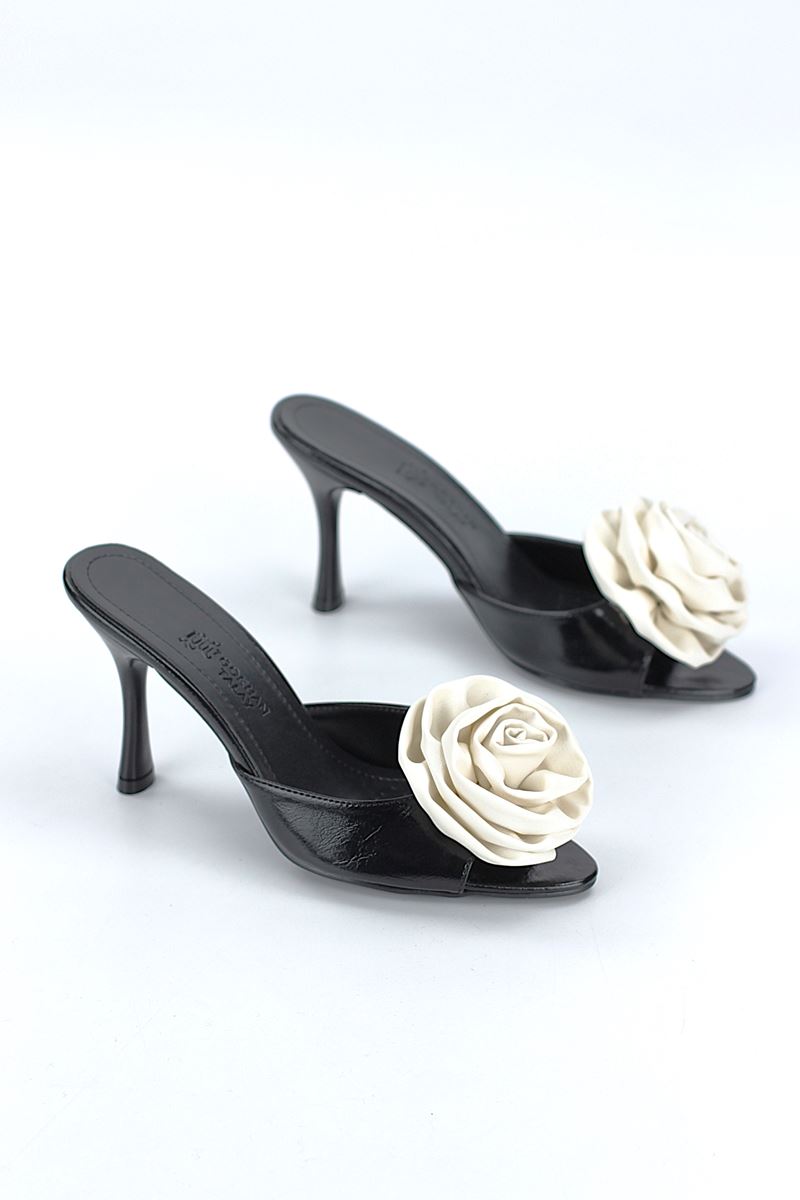 Rodeya Esnek Yumuşak Kaymaz Taban (8 cm) Siyah Rugan El Yapımı Beyaz Gül Detaylı Kadın Topuklu Terlik