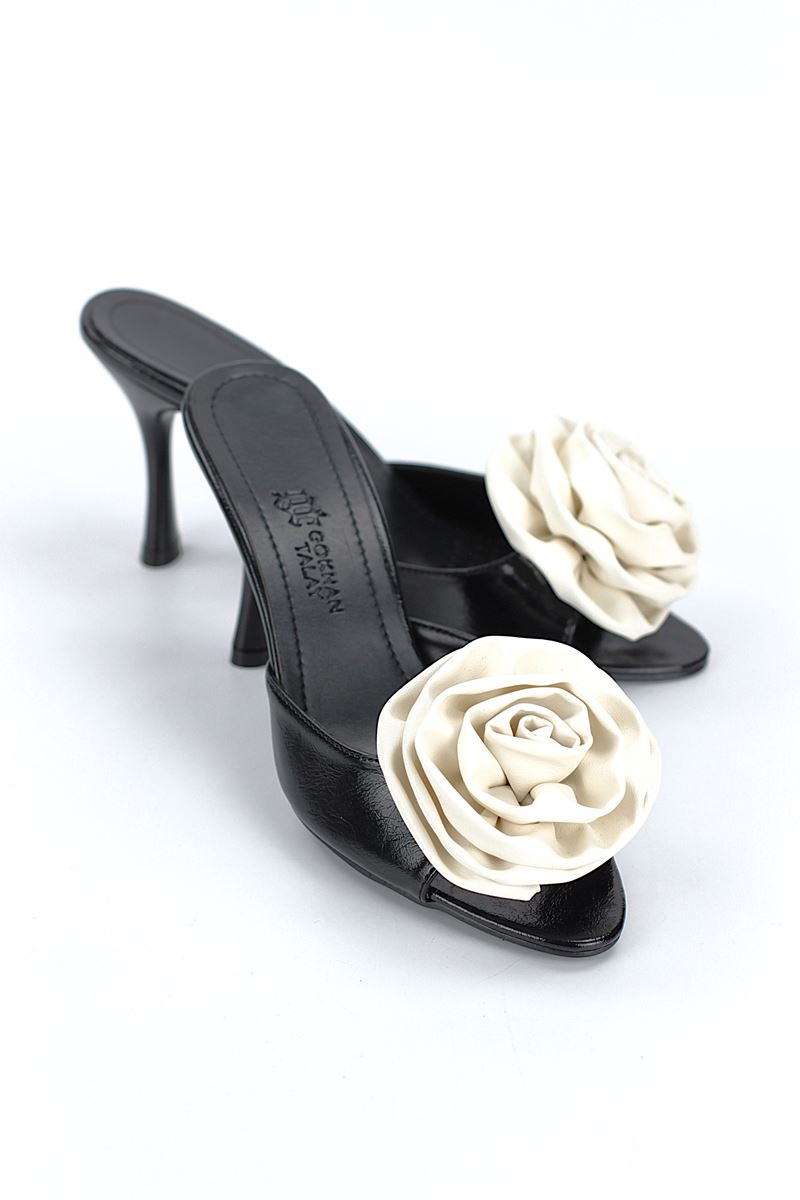 Rodeya Esnek Yumuşak Kaymaz Taban (8 cm) Siyah Rugan El Yapımı Beyaz Gül Detaylı Kadın Topuklu Terlik