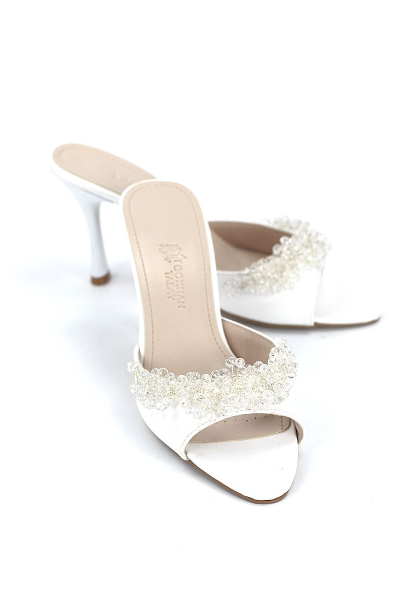 Lucine Esnek Yumuşak Kaymaz Taban (8 cm) Beyaz Cilt El Yapımı Şeffaf Boncuk Detaylı Kadın Topuklu Terlik 