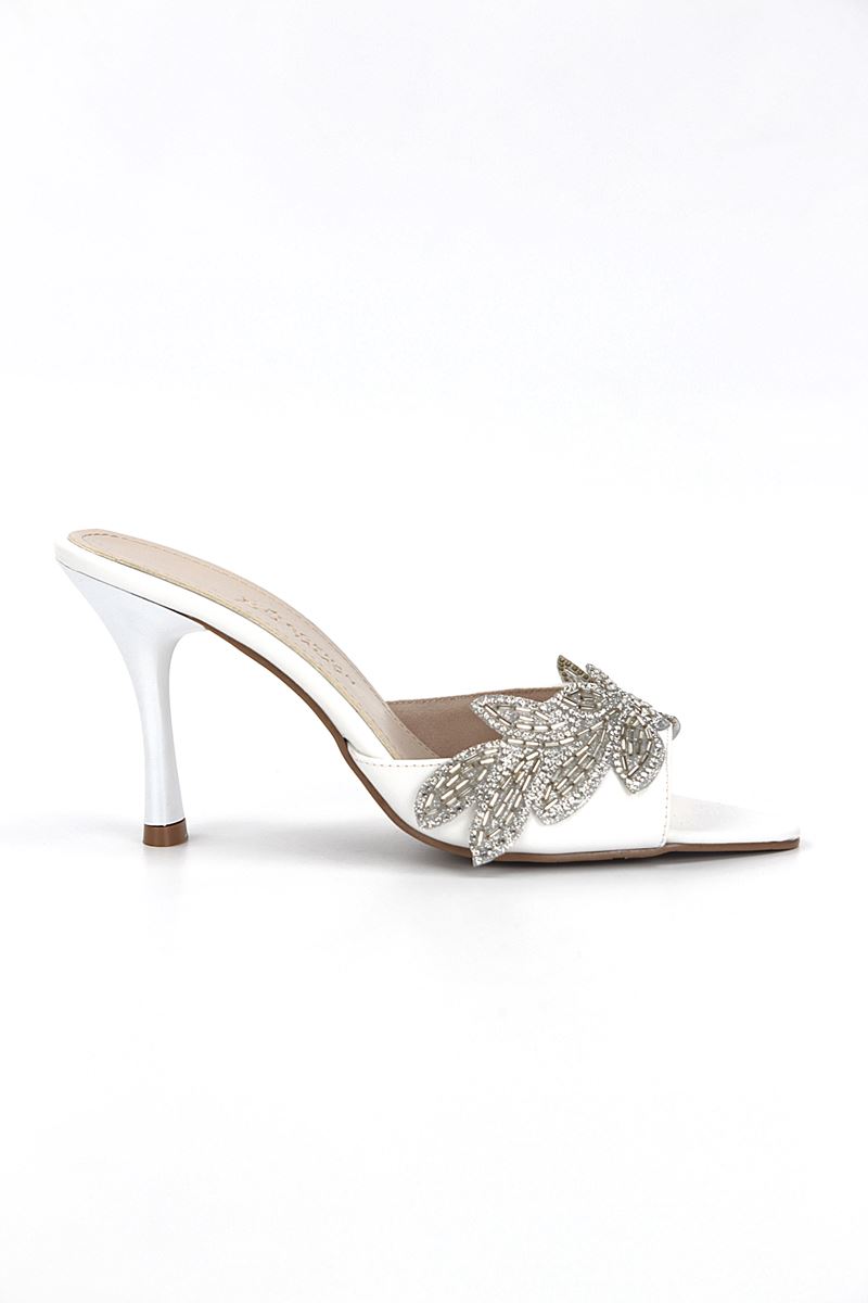 Melantha Esnek Yumuşak Kaymaz Taban (8 cm) Beyaz Cilt Taşlı Yaprak Detaylı Kadın Topuklu Terlik