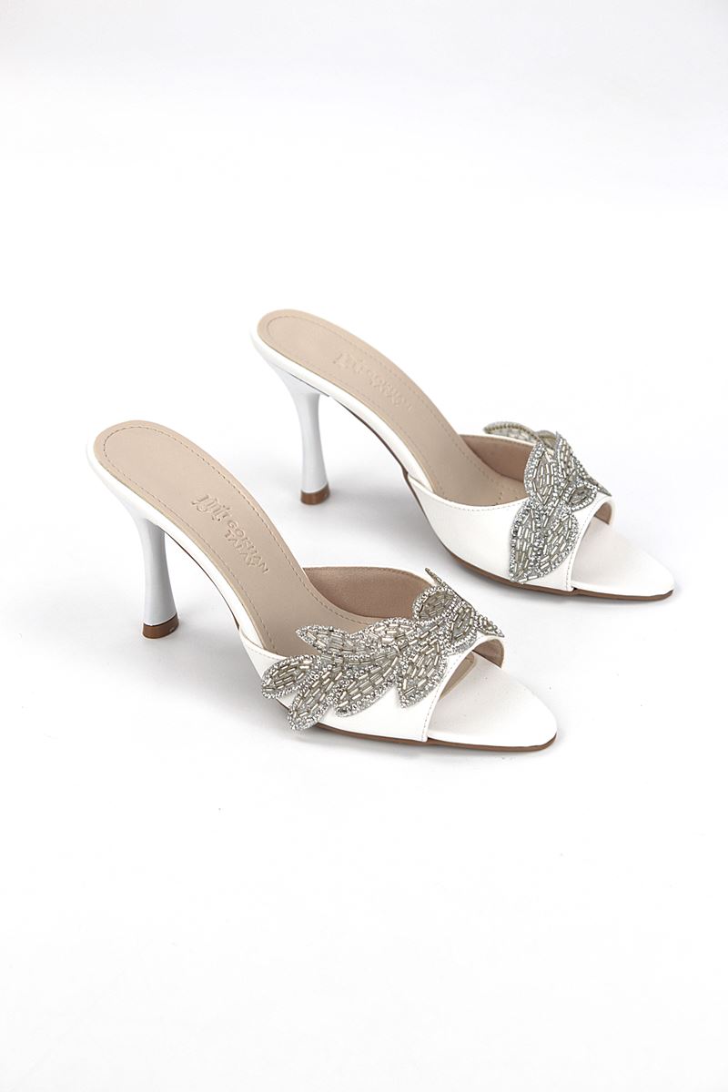 Melantha Esnek Yumuşak Kaymaz Taban (8 cm) Beyaz Cilt Taşlı Yaprak Detaylı Kadın Topuklu Terlik