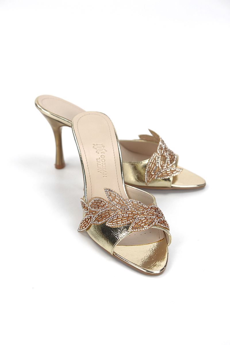 Melantha Esnek Yumuşak Kaymaz Taban (8 cm) Dore Metalik Taşlı Yaprak Detaylı Kadın Topuklu Terlik