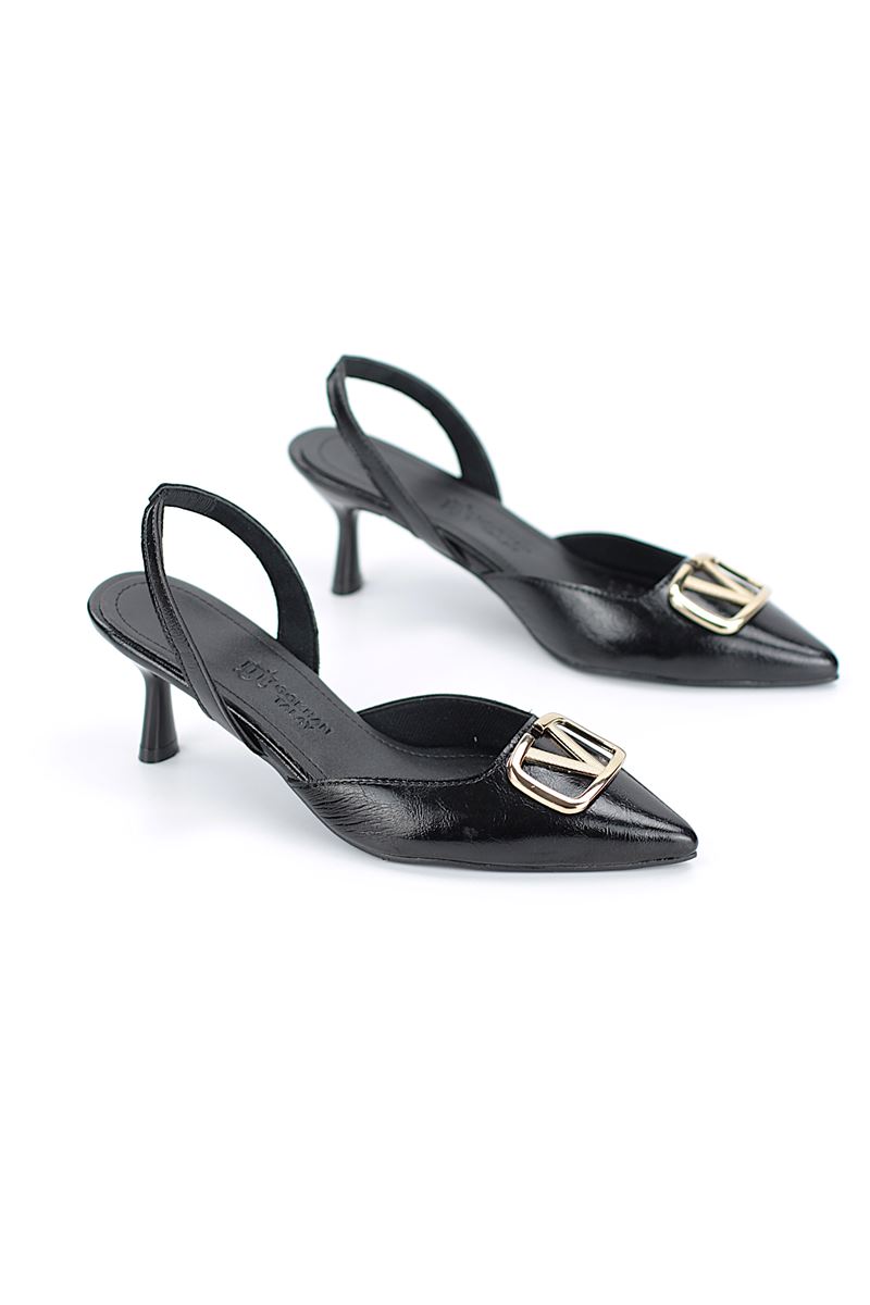 Zelora Esnek Kaymaz Taban Siyah Rugan Orta Topuklu(4 cm) Altın V Toka Detaylı Topuklu Ayakkabı