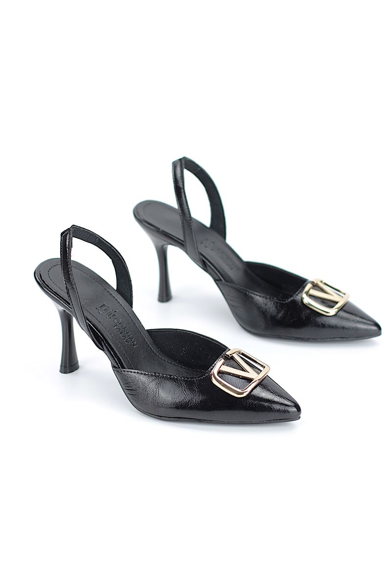 Aurelia Esnek Kaymaz Taban Siyah Rugan (8 cm)  Altın V Toka Detaylı Kadın Topuklu Ayakkabı