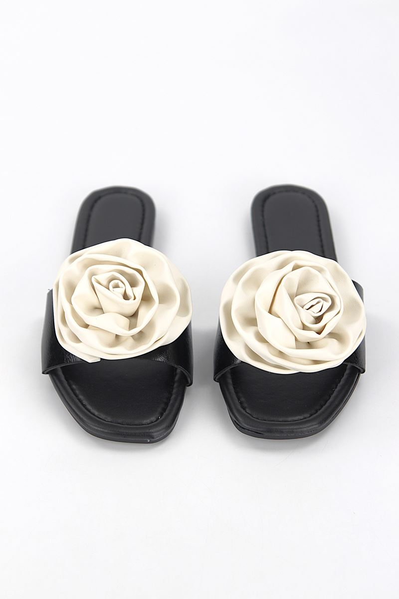 Velrosa Siyah Rugan El Yapımı Beyaz Gül Detaylı Kadın Terlik