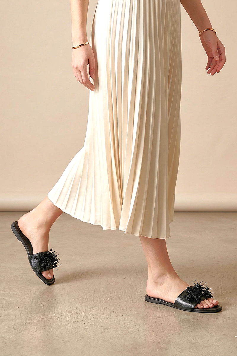 Jumana Siyah Rugan El Yapımı Boncuk Detaylı Kadın Terlik