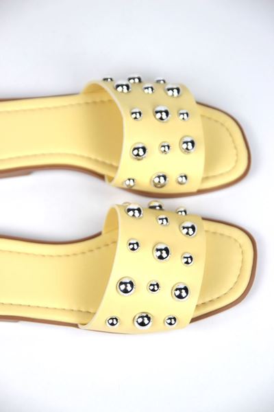 May Kadın Gümüş Yuvarlak Zımba Detaylı Sarı Cilt Terlik