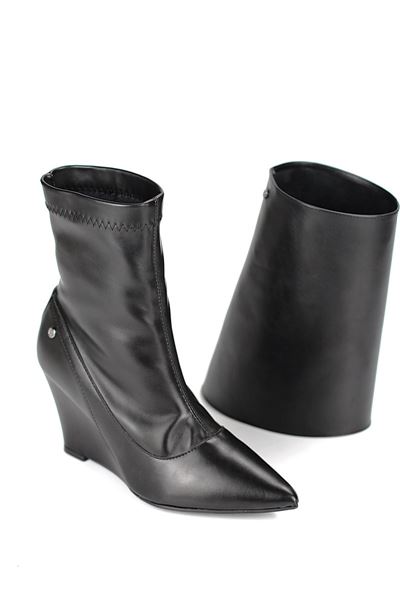 Avenzia  Siyah Esnek Yumuşak Kaymaz Taban Dolgu Topuklu Yakalı ( 8 cm) Streç Bot