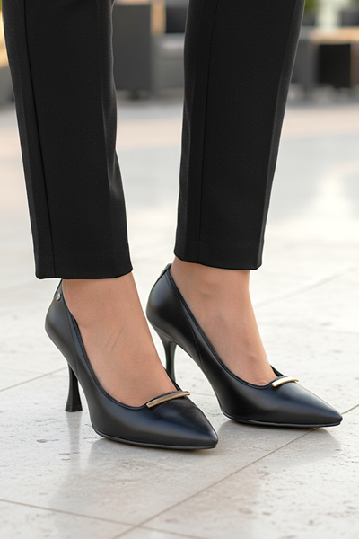 Arina Esnek Yumuşak Kaymaz Taban (8 cm) Siyah Cilt İnce Çubuk Toka Kadın Topuklu Ayakkabı