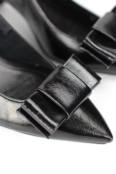 Nira Esnek Yumuşak Kaymaz Taban (4 cm) Siyah Rugan  Açık Lastikli Kadın Kalın Topuklu Köşe Fiyonklu Ayakkabı