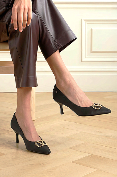 Luxe Esnek Yumuşak Kaymaz Taban (4 cm) Siyah Süet V Toka Kadın Topuklu Ayakkabı