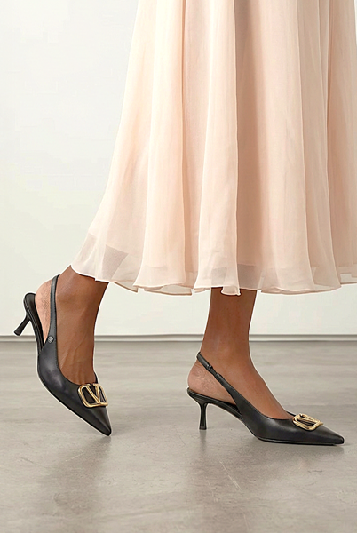 Liselotte Esnek Yumuşak Kaymaz Taban (4 cm) Siyah Cilt Açık Lastikli V Toka Kadın Topuklu Ayakkabı