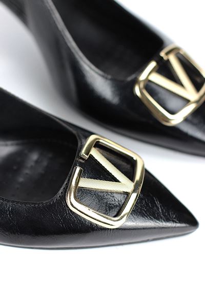 Liselotte Esnek Yumuşak Kaymaz Taban (4 cm) Siyah Rugan  Açık Lastikli V Toka Kadın Topuklu Ayakkabı