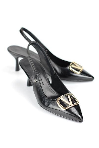 Liselotte Esnek Yumuşak Kaymaz Taban (4 cm) Siyah Rugan  Açık Lastikli V Toka Kadın Topuklu Ayakkabı