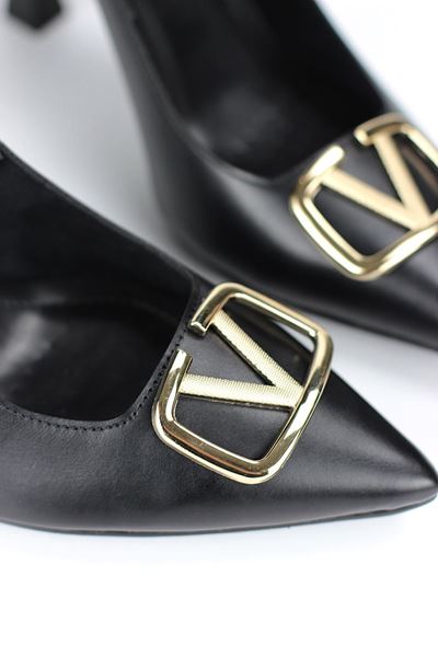 Melina Esnek Yumuşak Kaymaz Taban (10 cm) Siyah Cilt Açık Lastikli V Toka Kadın Topuklu Ayakkabı