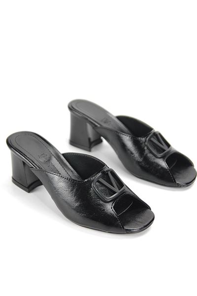 Nayara Esnek Yumuşak Kaymaz Taban (4 cm) Siyah Rugan Mat V Toka Kadın Kalın Topuklu Terlik
