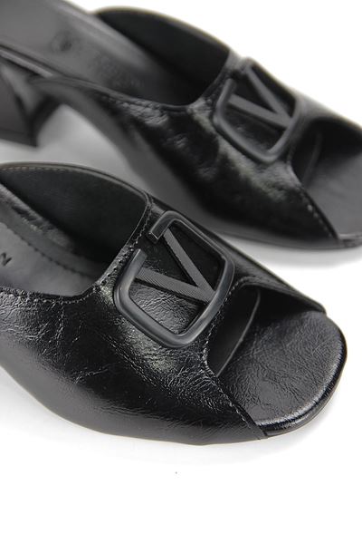 Nayara Esnek Yumuşak Kaymaz Taban (4 cm) Siyah Rugan Mat V Toka Kadın Kalın Topuklu Terlik