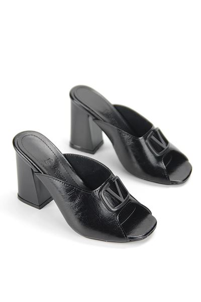 Arvessa Esnek Yumuşak Kaymaz Taban (8 cm) Siyah Rugan Mat V Toka Kadın Kalın Topuklu Terlik