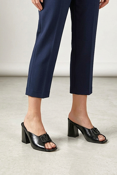 Arvessa Esnek Yumuşak Kaymaz Taban (8 cm) Siyah Rugan Mat V Toka Kadın Kalın Topuklu Terlik