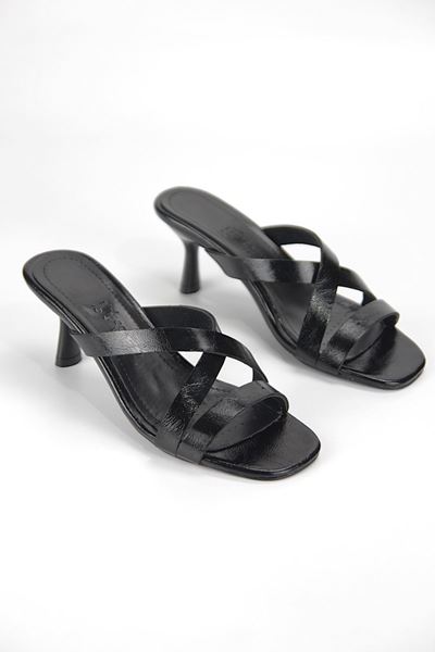 Varnelle Esnek Yumuşak Kaymaz Taban (4 cm) Siyah Rugan  Çapraz Bantlı Kadın Topuklu Terlik