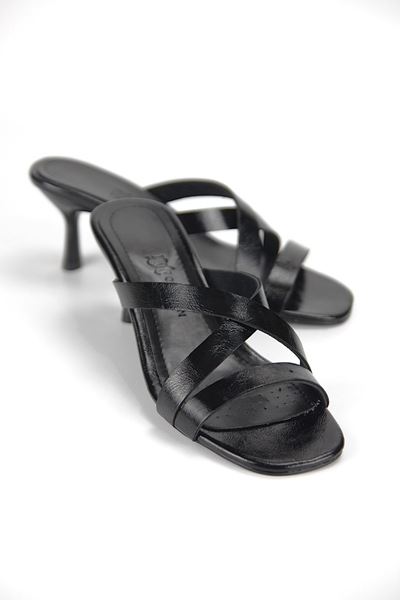 Varnelle Esnek Yumuşak Kaymaz Taban (4 cm) Siyah Rugan  Çapraz Bantlı Kadın Topuklu Terlik