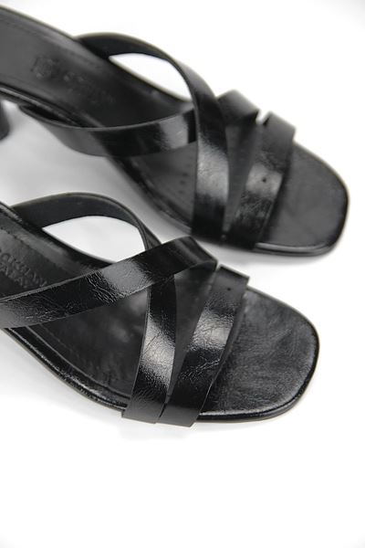 Varnelle Esnek Yumuşak Kaymaz Taban (4 cm) Siyah Rugan  Çapraz Bantlı Kadın Topuklu Terlik