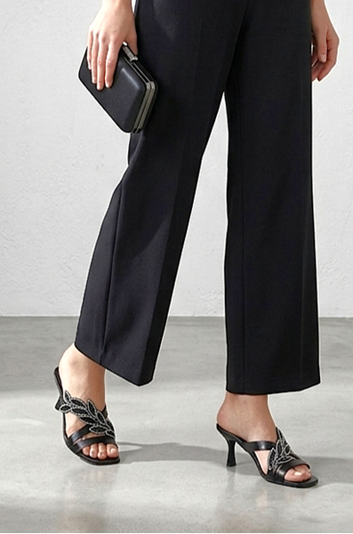 Daphne Esnek Yumuşak Kaymaz Taban (4 cm) Siyah Rugan Taşlı Yaprak Detaylı Kadın Topuklu Terlik