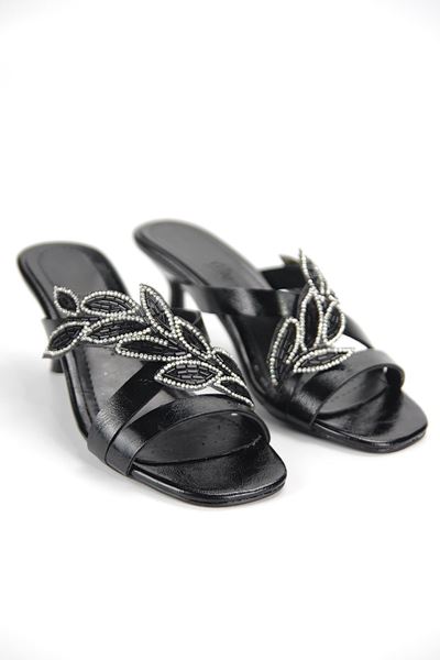 Daphne Esnek Yumuşak Kaymaz Taban (4 cm) Siyah Rugan Taşlı Yaprak Detaylı Kadın Topuklu Terlik