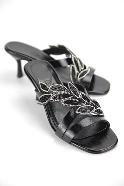 Daphne Esnek Yumuşak Kaymaz Taban (4 cm) Siyah Rugan Taşlı Yaprak Detaylı Kadın Topuklu Terlik