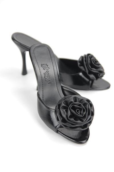 Rosalie Esnek Yumuşak Kaymaz Taban (8 cm) Siyah Rugan El Yapımı Gül Detaylı Kadın Topuklu Terlik