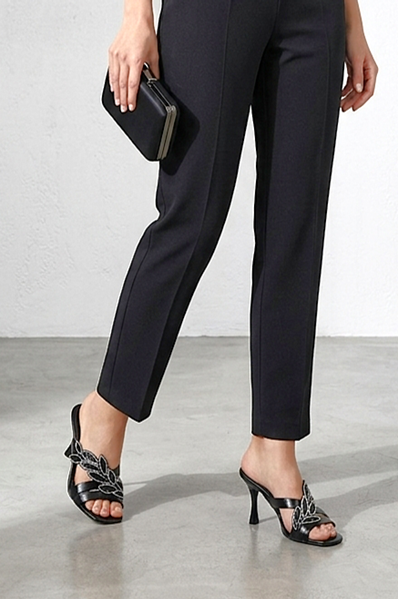 Tamara Esnek Yumuşak Kaymaz Taban (8 cm) Siyah Rugan Taşlı Yaprak Detaylı Kadın Topuklu Terlik