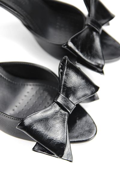 Ribbon Esnek Yumuşak Kaymaz Taban (8 cm) Siyah Rugan Fiyonk Detaylı Kadın Topuklu Terlik